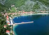 Trstenik je malo mjesto koje se nalazi na južnoj strani poluotoka Pelješca s pogledom na otok Mljet...